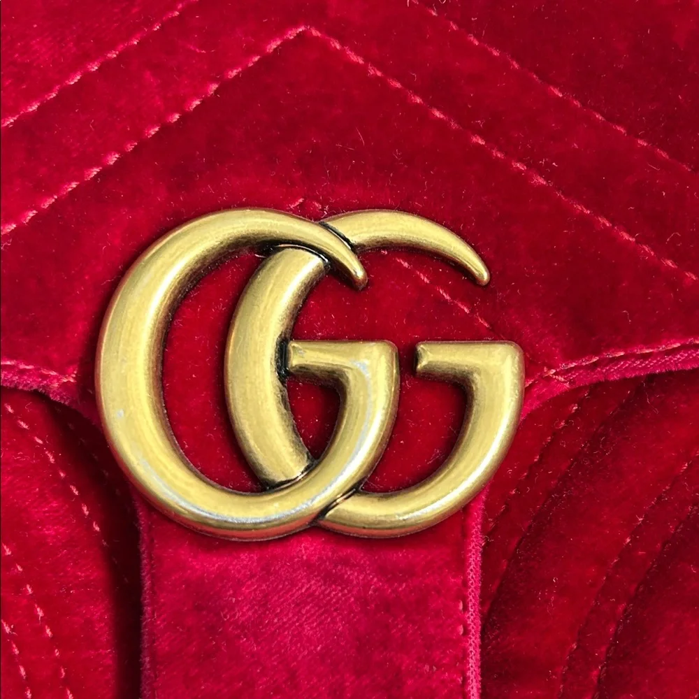Gucci Red Velvet Shoulder Bag with Gold Chain - Picture 4 of 16